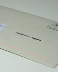 Auf dem Foto ist ein Briefkuvert zu sehen, auf dem in fett gedruckter Schrift steht darauf das Wort "Wahlbenachrichtiung". 