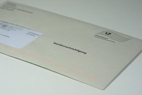 Auf dem Foto ist ein Briefkuvert zu sehen, auf dem in fett gedruckter Schrift steht darauf das Wort "Wahlbenachrichtiung". 
