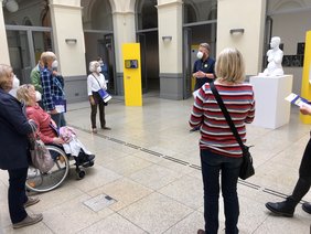 Die TN stehen im Lichthof der Kunsthalle, in dem die Ausstellung beginnt. Axel Lapp erklärt erklärt wie die Ausstellung entstanden ist. 